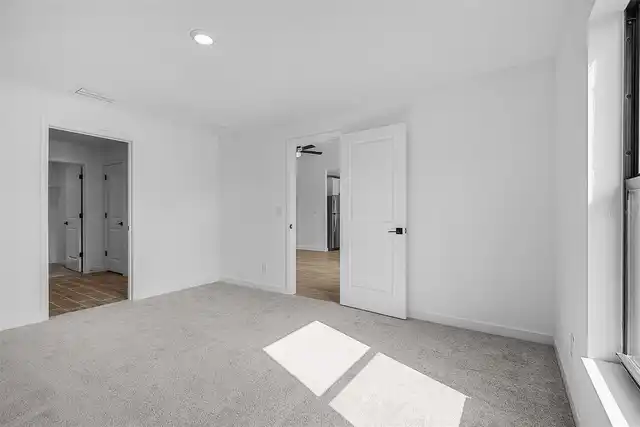 Listing Photo 12
