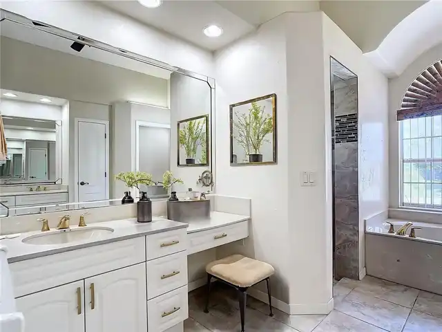 Listing Photo 11