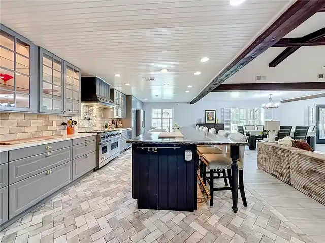 Listing Photo 11