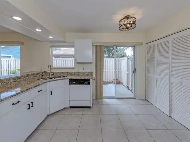 Listing Photo 12