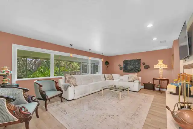 Listing Photo 12