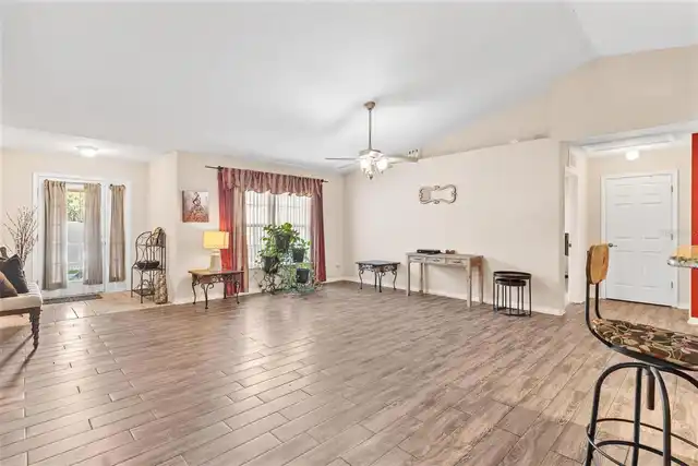 Listing Photo 10