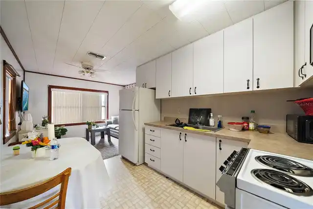 Listing Photo 12