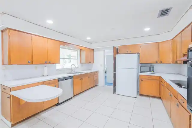 Listing Photo 12