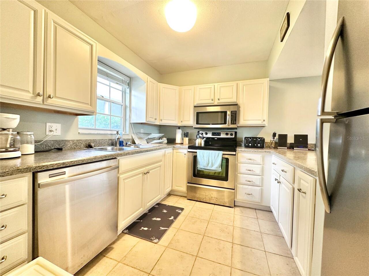 Listing Photo 12