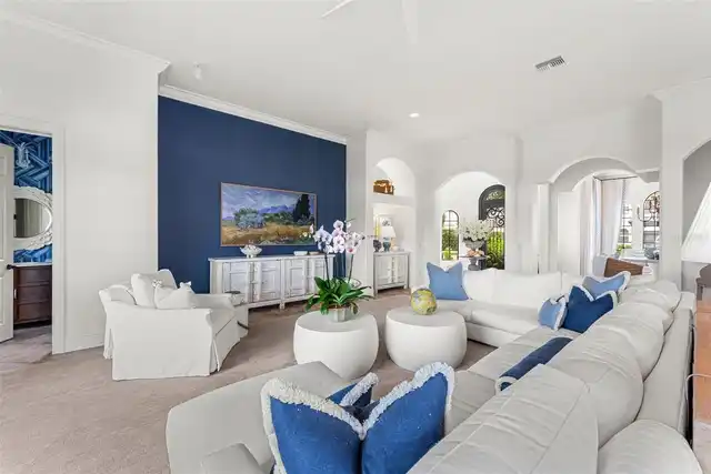 Listing Photo 11