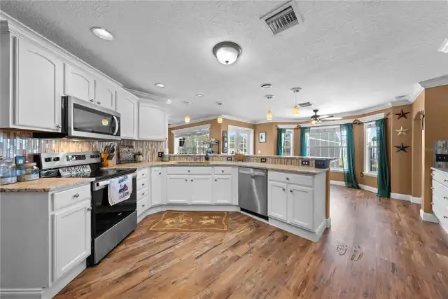 Listing Photo 11