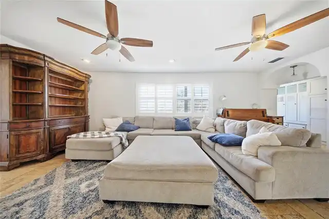 Listing Photo 11