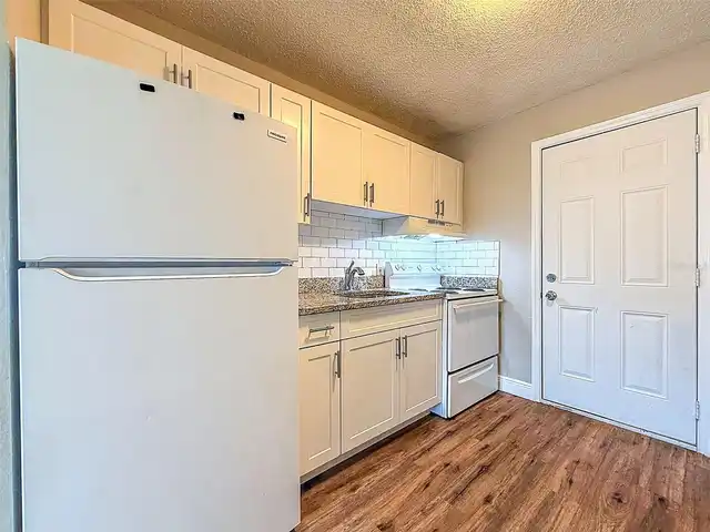 Listing Photo 14