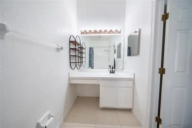Listing Photo 12