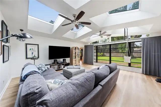 Listing Photo 11