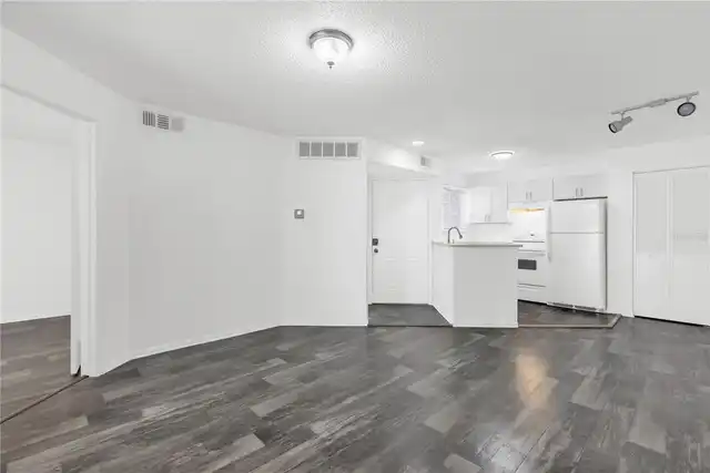 Listing Photo 9