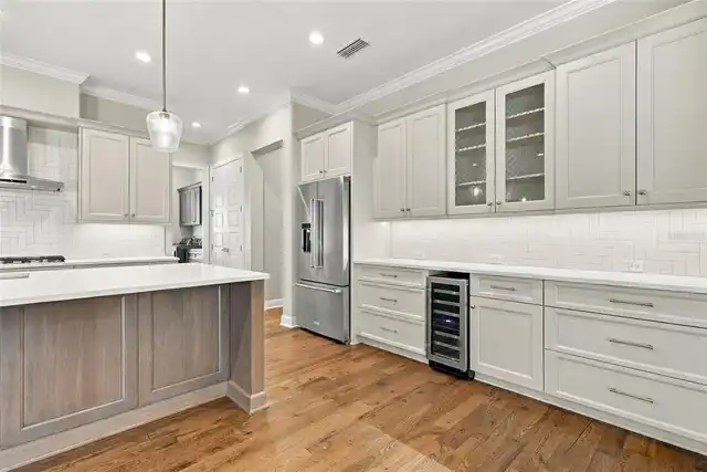 Listing Photo 10