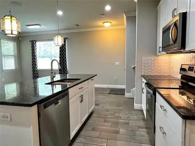 Listing Photo 10