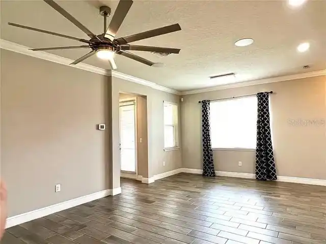 Listing Photo 11