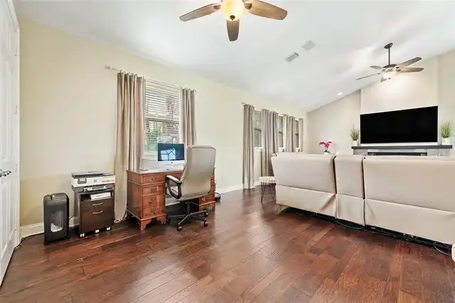 Listing Photo 9