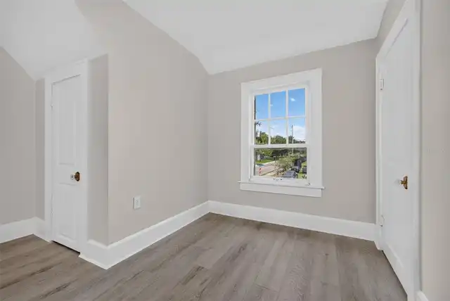 Listing Photo 12