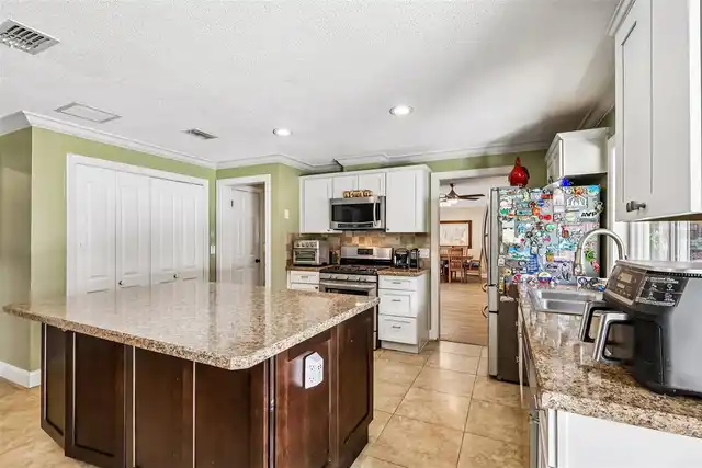 Listing Photo 8