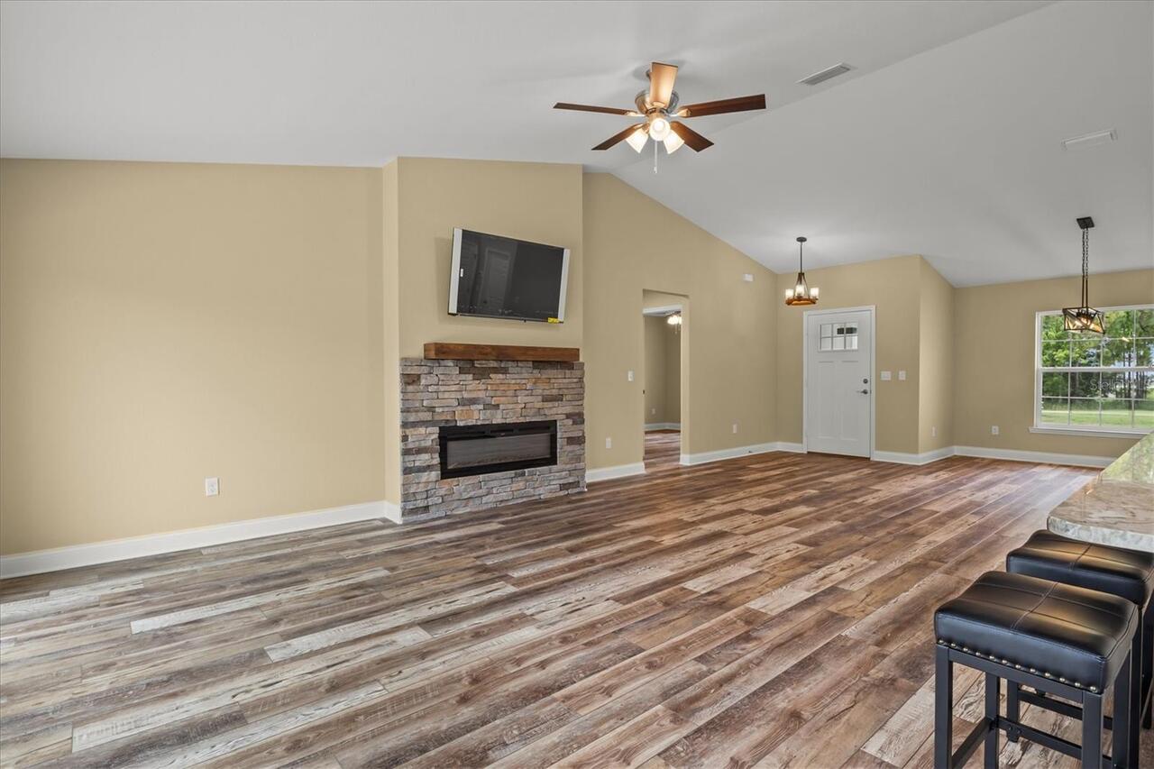 Listing Photo 9