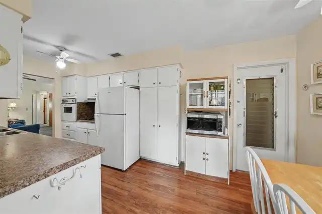 Listing Photo 12