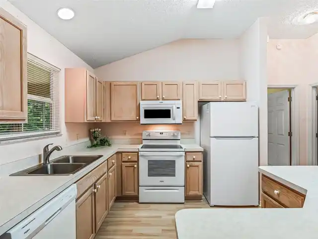 Listing Photo 11