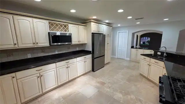 Listing Photo 11