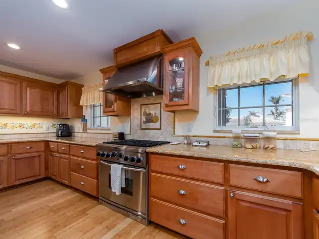 Listing Photo 12