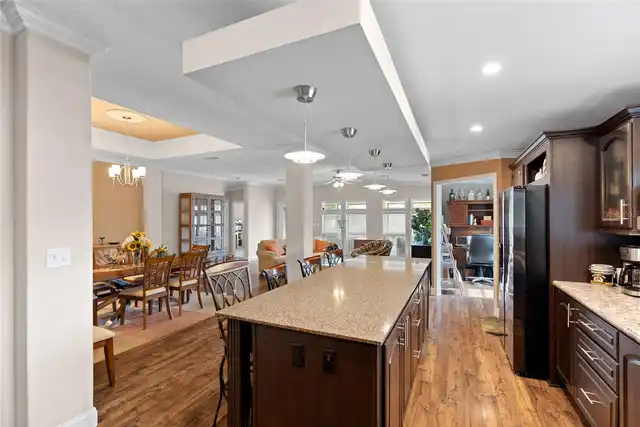 Listing Photo 11