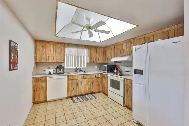 Listing Photo 10