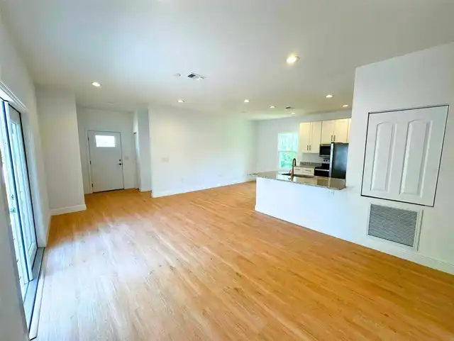 Listing Photo 12