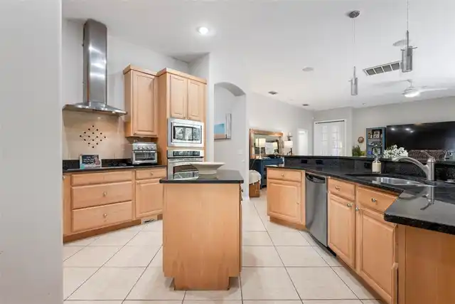 Listing Photo 12