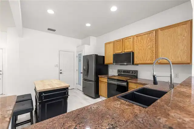 Listing Photo 8