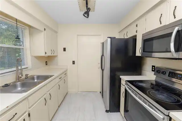 Listing Photo 7