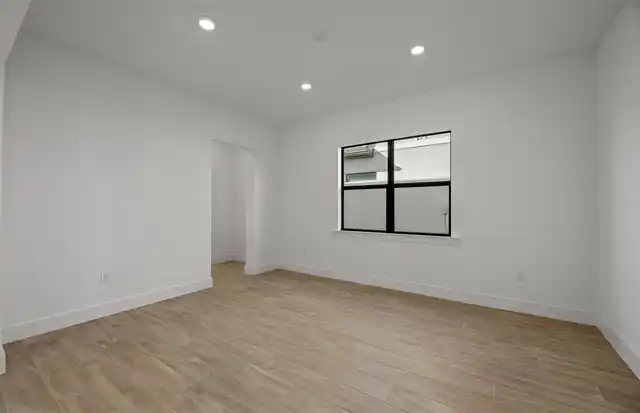 Listing Photo 16
