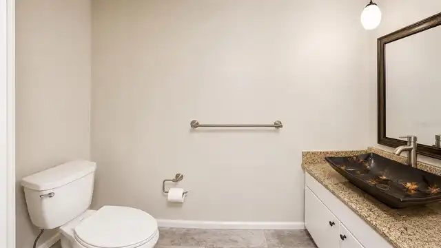 Listing Photo 12