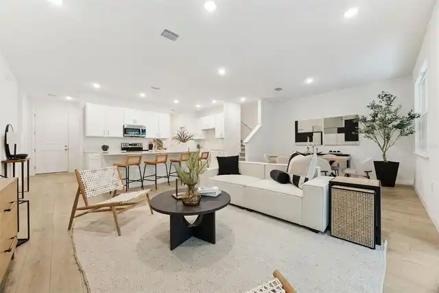 Listing Photo 11