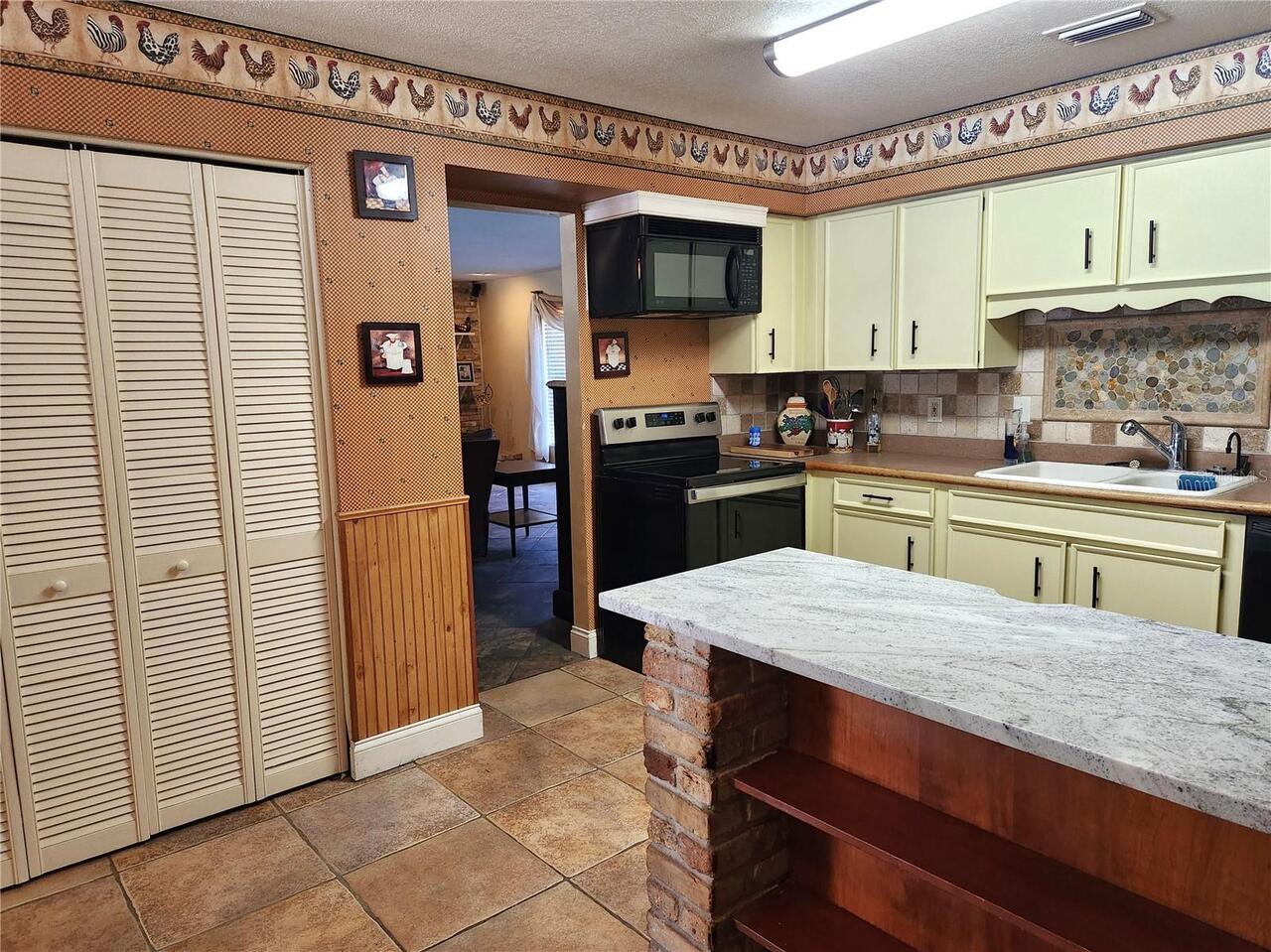 Listing Photo 12