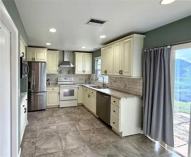 Listing Photo 12