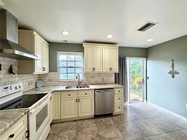 Listing Photo 14