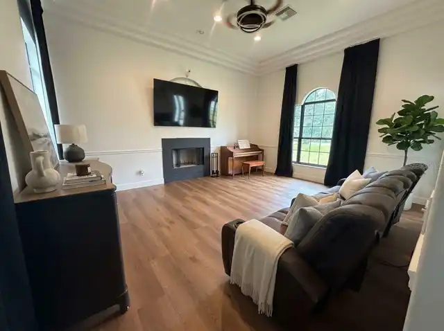 Listing Photo 11