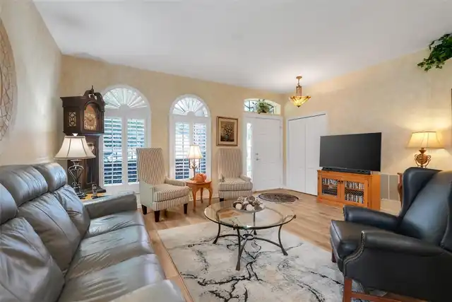 Listing Photo 12