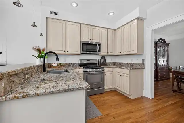 Listing Photo 11