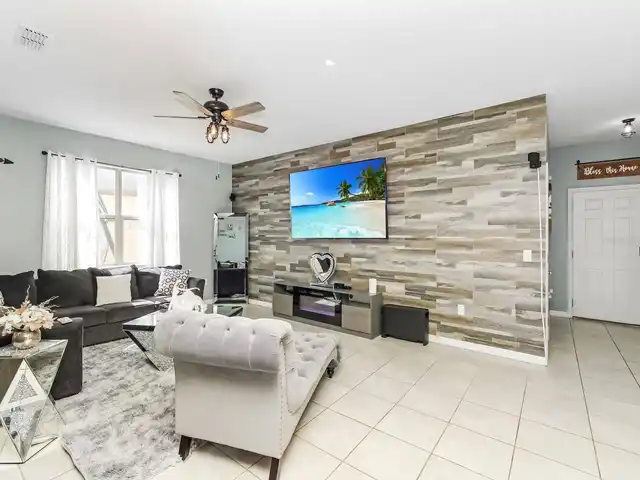 Listing Photo 12