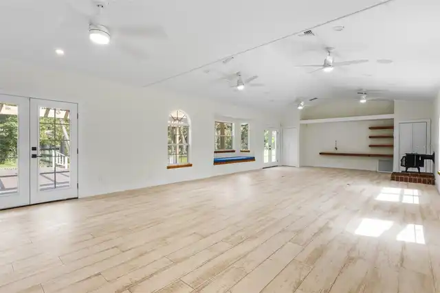 Listing Photo 12