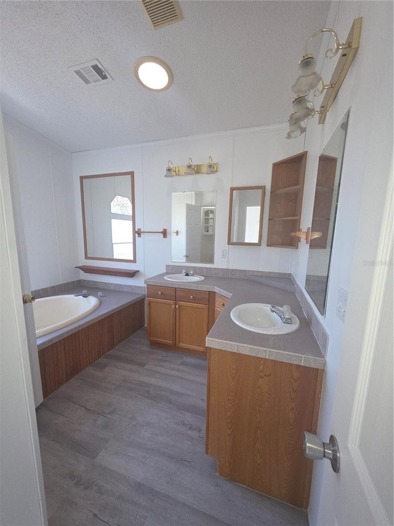 Listing Photo 12