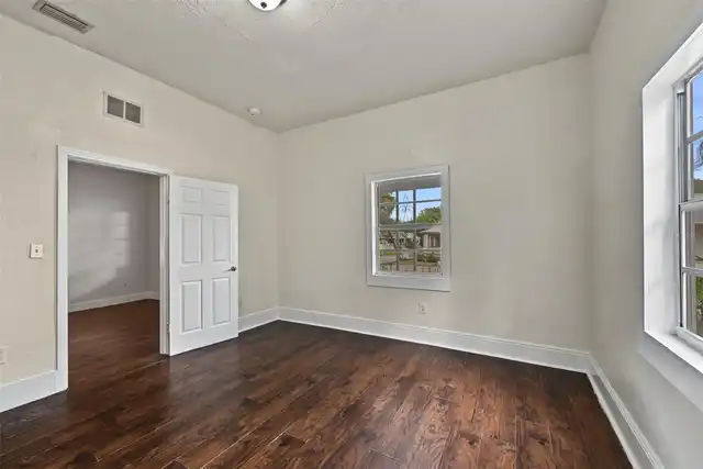 Listing Photo 12