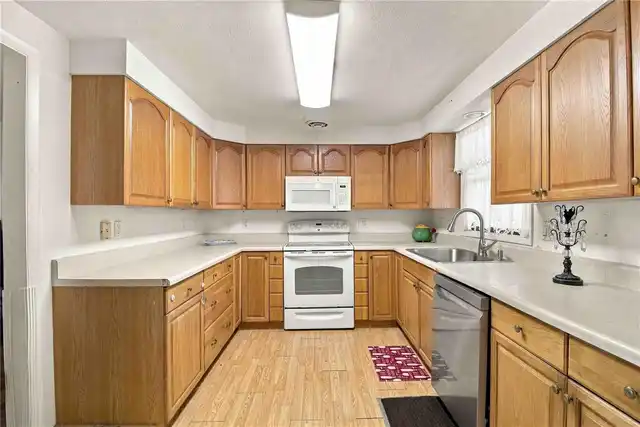 Listing Photo 11