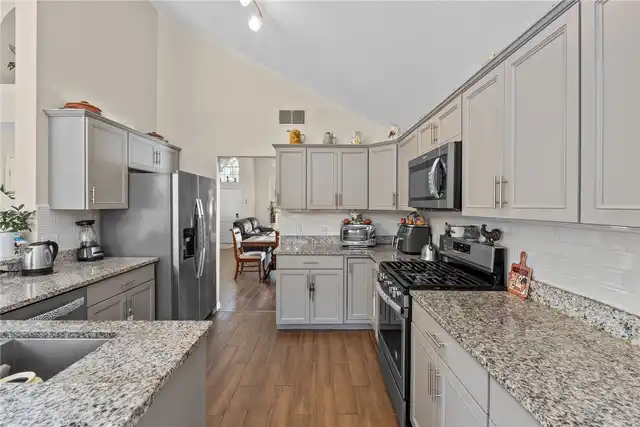 Listing Photo 12