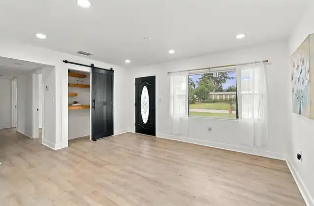 Listing Photo 12