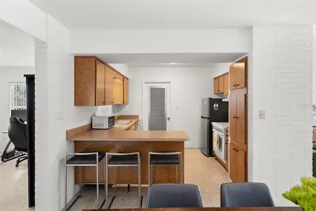 Listing Photo 11